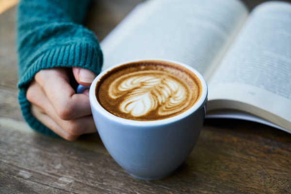 A cultura do café nos países nórdicos, destacando o hábito sueco do Fika.